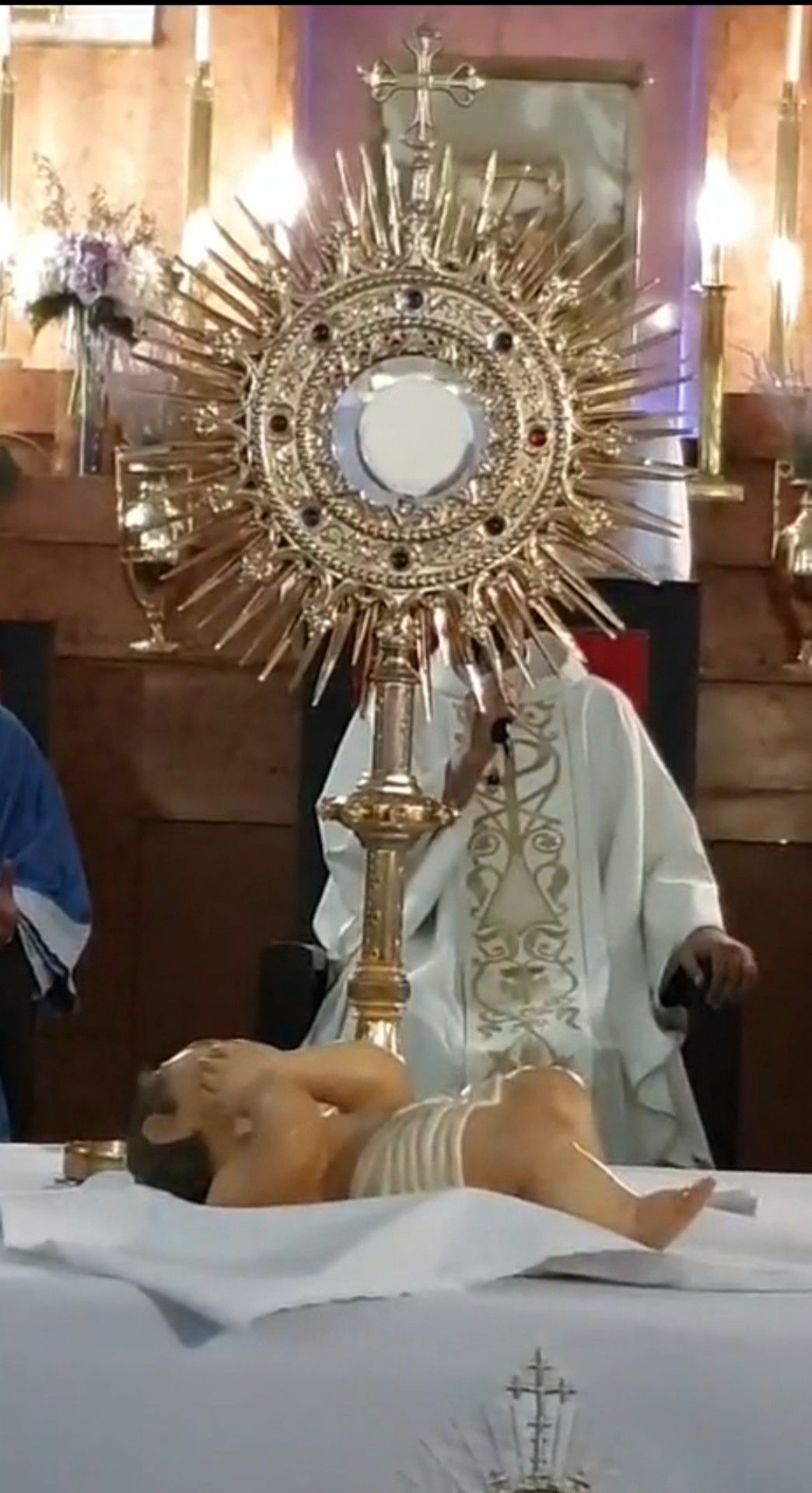 Infinita Misericordia - El Salvador Del Mundoel Unico Rey Que Se Hizo Un Nino Por No